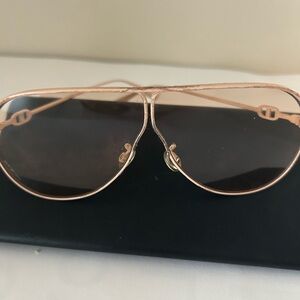 Aviator Dior Sunglasses in Rose Gold uses the